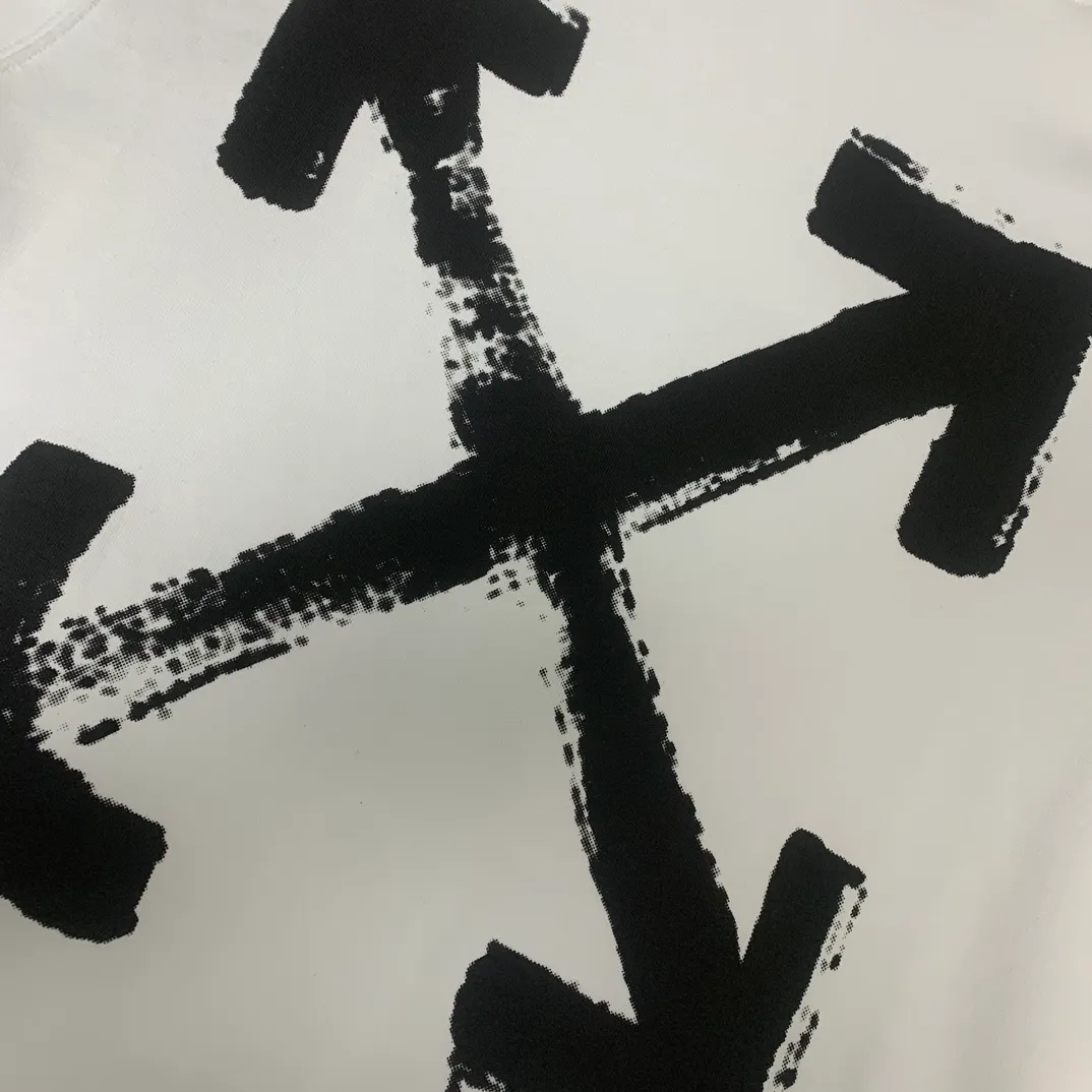 The top tested version of Off-White's new 2023 autumn and winter spray-painted graffiti arrow hooded sweatshirt. The new style adds graffiti elements, adding a touch of literary style to the overall through-style short-sleeved style. This is a typical OFF retro literary style. This is also the first expression of the two cultures since the merger with LV in 2021. The printing adopts screen printing imported glue technology, and the ink dots are even, imitating the natural dynamics of spray paint. The hollows are both dark and light, the transition is smooth, and the gradient effect is visible to the naked eye. The front printing uses the same process. Minimalist letter logo on the chest, OS version, same style for men and women! The 480g cotton texture feels smooth and textured, with full drape.  Color: Black White Size: XS-L P:410